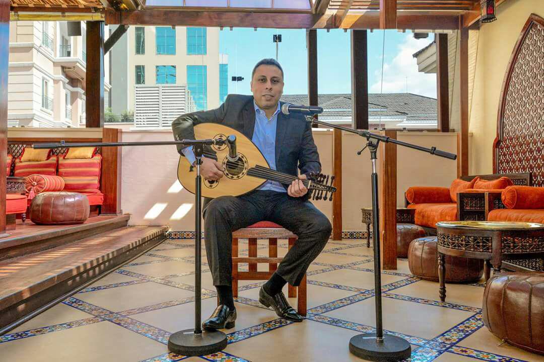 Oud Player (2)