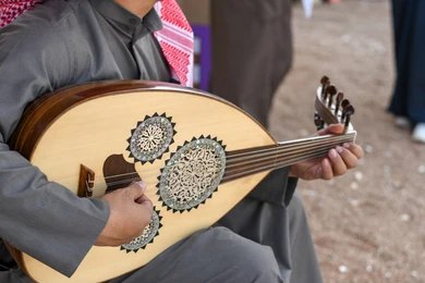 Oud Player (2)